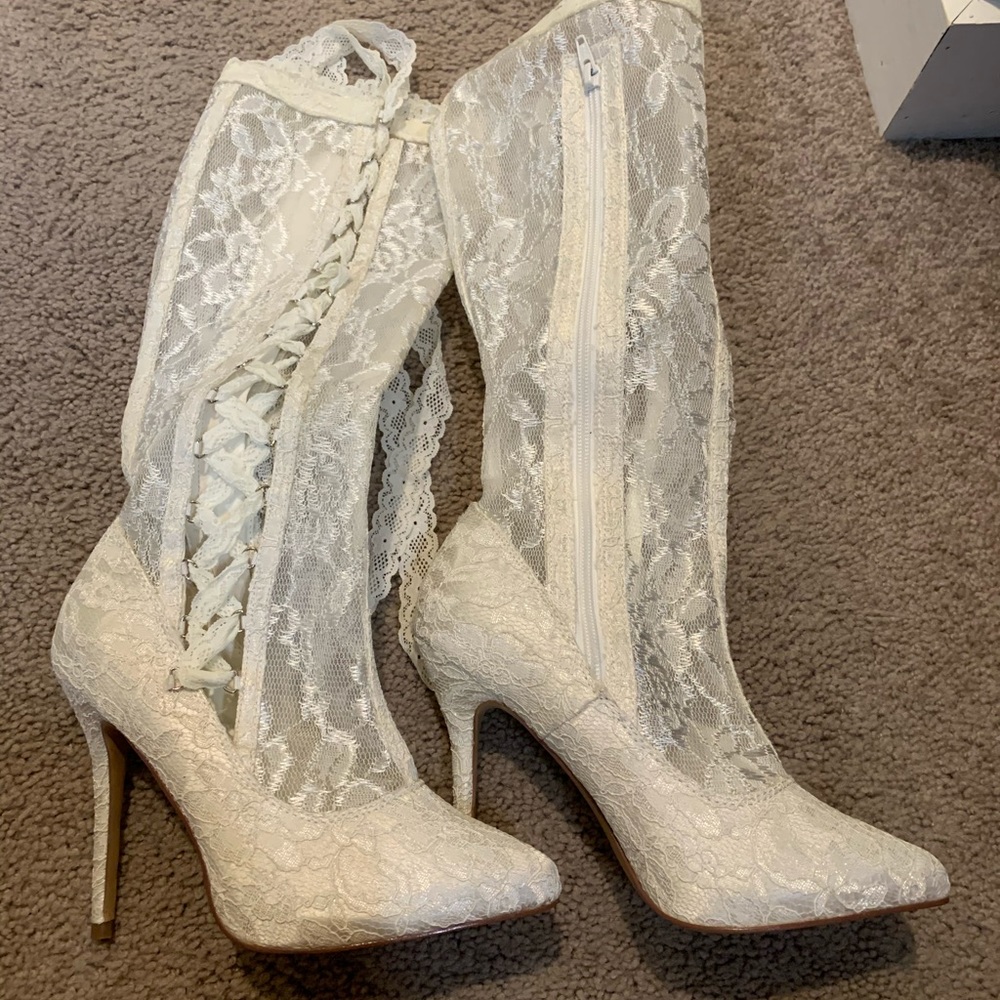 Knees high lace up boots